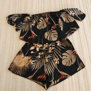 Black tropical off the shoulder romper, Size Small